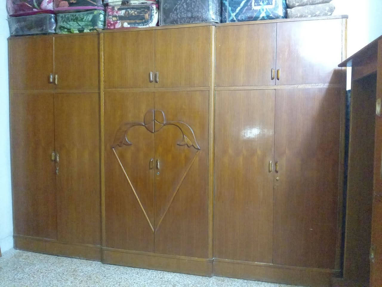 سلام عليكم غرفة اخشاب كاملة للبيع ب سعر مناسب للتواصل ***********
