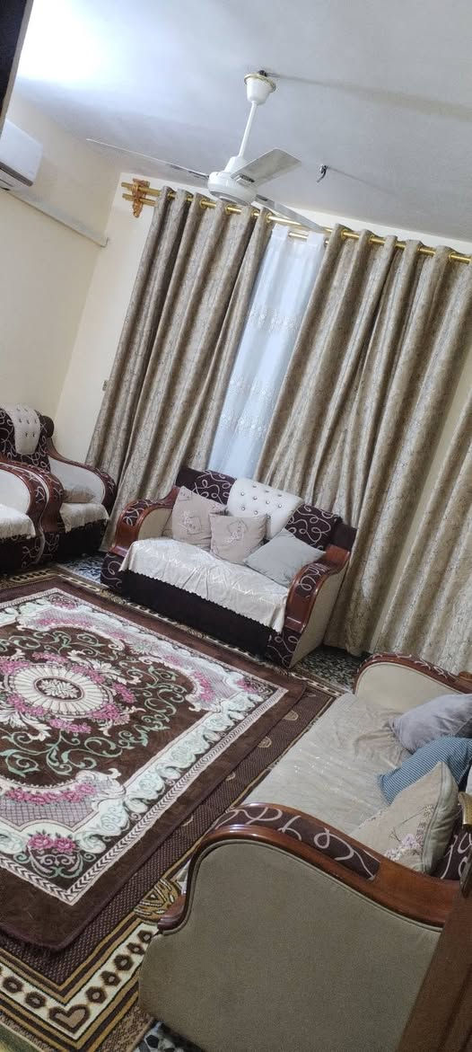 السلام عليكم الدار للبيع او للمراوس
المكان الدورة مقابل شارع ابو طيارة 
شارع نسائم النخيل بالوسط 
زراعي سند 25
من المناطق  المشمولة بقرار التطويب 
نقص الواجهة فقط 
كلشي قريب يمك مخضر اسواق افران 
حتى مستشفى 
المساحة 100 م
الواجهة 7.25 النزال 14 
يحتوي على 4 غرف نوم
مطبخ وحولي واستقبال 
وحمامات عدد 2 وتواليت خارجي 
عرض الشارع 10 م 
الدار بدون دلالية 
العقار باسمنا 
السعر على الخاص 
للاستفسار الاتصال على *********** واتساب

***********
