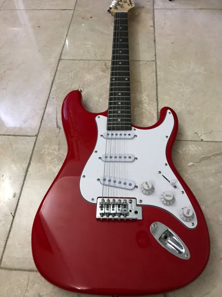 السلام عليكم كيتار كهربائي نوعه squier stratocaster ومكتوب المواصفات على الصوره للبيع مستخدم قليل اشتريته من هذا البيج و ويا ادوات واوتار احتياط السعر ١٥٠ الف بغداد بلديات للاستفسار على هذا الرقم ***********
