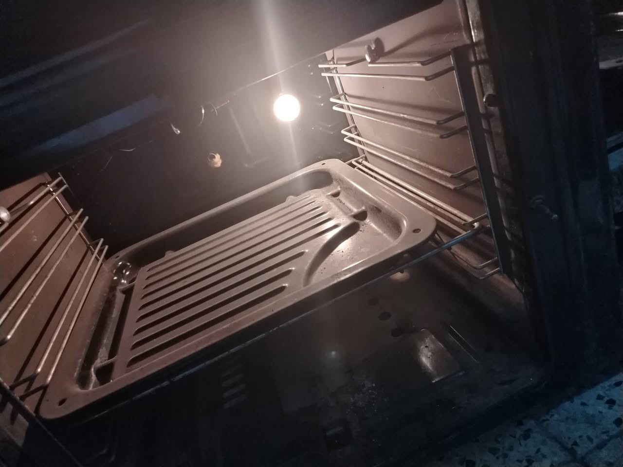 طباخ كهروغاز متروك يحتاج تصليح بس العين وحدة ٣ أفران ٢ كهرباء واحد غاز كلهم شغالات السعر ٣٥٠ وبي مجال بسيط العنوان :مدينة الصدر الرقم ***********
