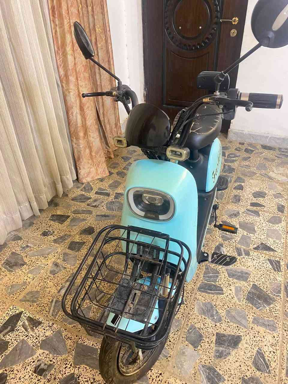 دراجه شحن موديل 2025 بيهه 3سرع دراجه نضيفه وما مستعمله هواي نقصهه فقط باتريات منتهيات دراجه كامله ما ناقصه شي ملفها عقلها لايت لد مرايات بايدرات ستاند صفح ستاند تعليك بريك امامي بريك خلفي كلهه شغالات بس نقص باتريات تجي تفحص وتقتنع بيهه يلا تاخذه مكاني بغداد حي اور ال600رقمي *********** السعر 175
