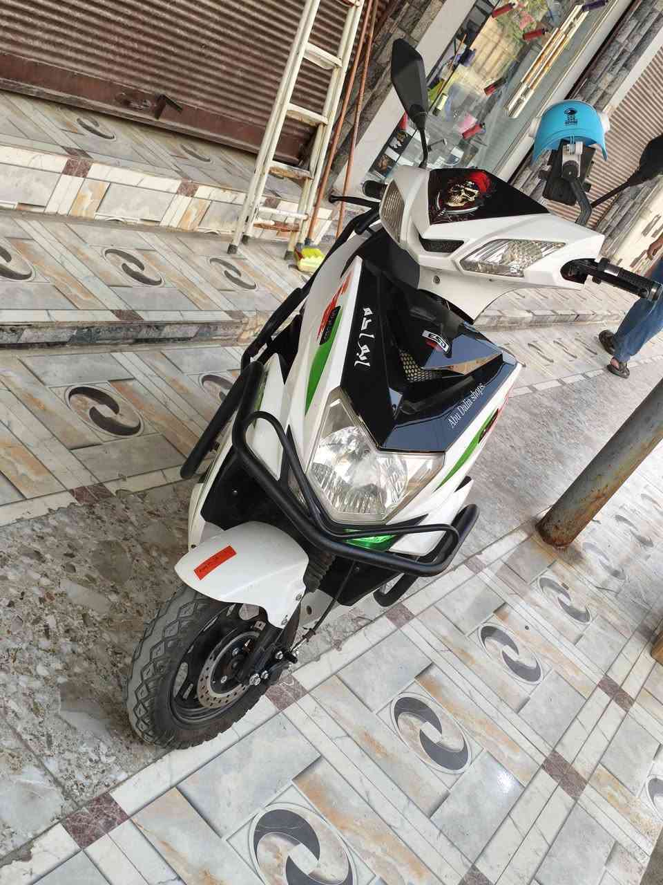 ماطور سكنس للبيع
مواصفات تثبت سرعه 
نظام P 
خمس بطاريات شرط 
نظام بك R 
أربع نمر 
سرعه ٩٩ حقيقي ٦٠ 
ملف وعقل شرط 
اناره عالي ناصي 
 *********** 
سعر ٥٢٥ بي مجال 
بي واتساب

