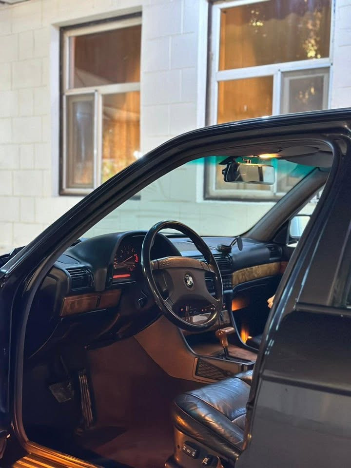 السلام عليكم بي ام 730 فول مواصفات موديل 93 سياره جديده جدا جاهزه مكينه 6 سلندر مفتوح جير اوتوماتيك سلايدوكشنات جلد كهرباء تحكم سياره فول للاخير الشراي يتصل السعر 75 فيها مجال بسيط مكانها بغداد تحويل مباشر سياره بدون صبغ مقفوله كفاله عامه لاستفسار ***********
