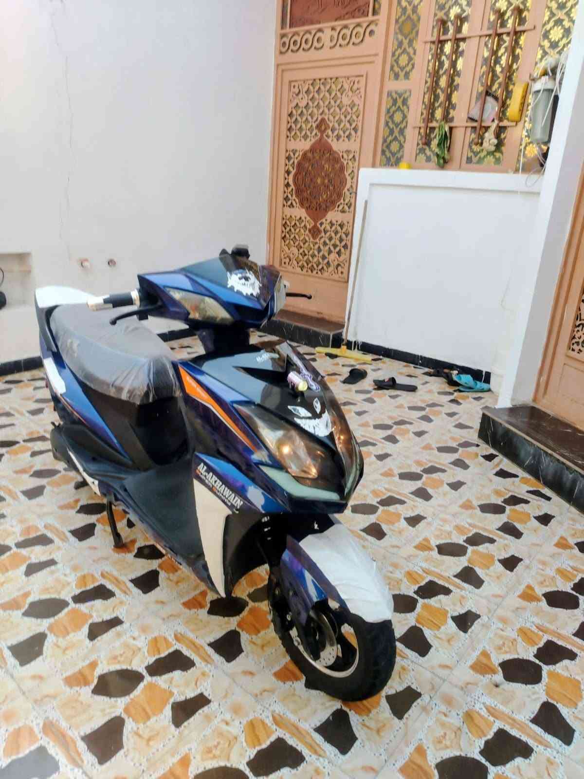 ---

*السلام عليكم*

دراجة شحن للبيع نوع *سكنس الأخوين - SUPER SUNNY*
*6 بطاريات - فول عالفحص 🔋*

*المواصفات:*
✅ 6 بطاريات فول عالفحص
✅ بريك خلفي شغال 100%
✅ لايت عالي ناصي شغال
✅ عداد شغال
✅ 4 سرع
✅ كهربائيات كلها شغالة
✅ اشاير يمنى ويسرى شغالة
✅ دراجة زيرو - نظيفة

*السعر: 500 ألف دينار*

*رقم الهاتف: ************
*المكان: الفلوجة - 

-
