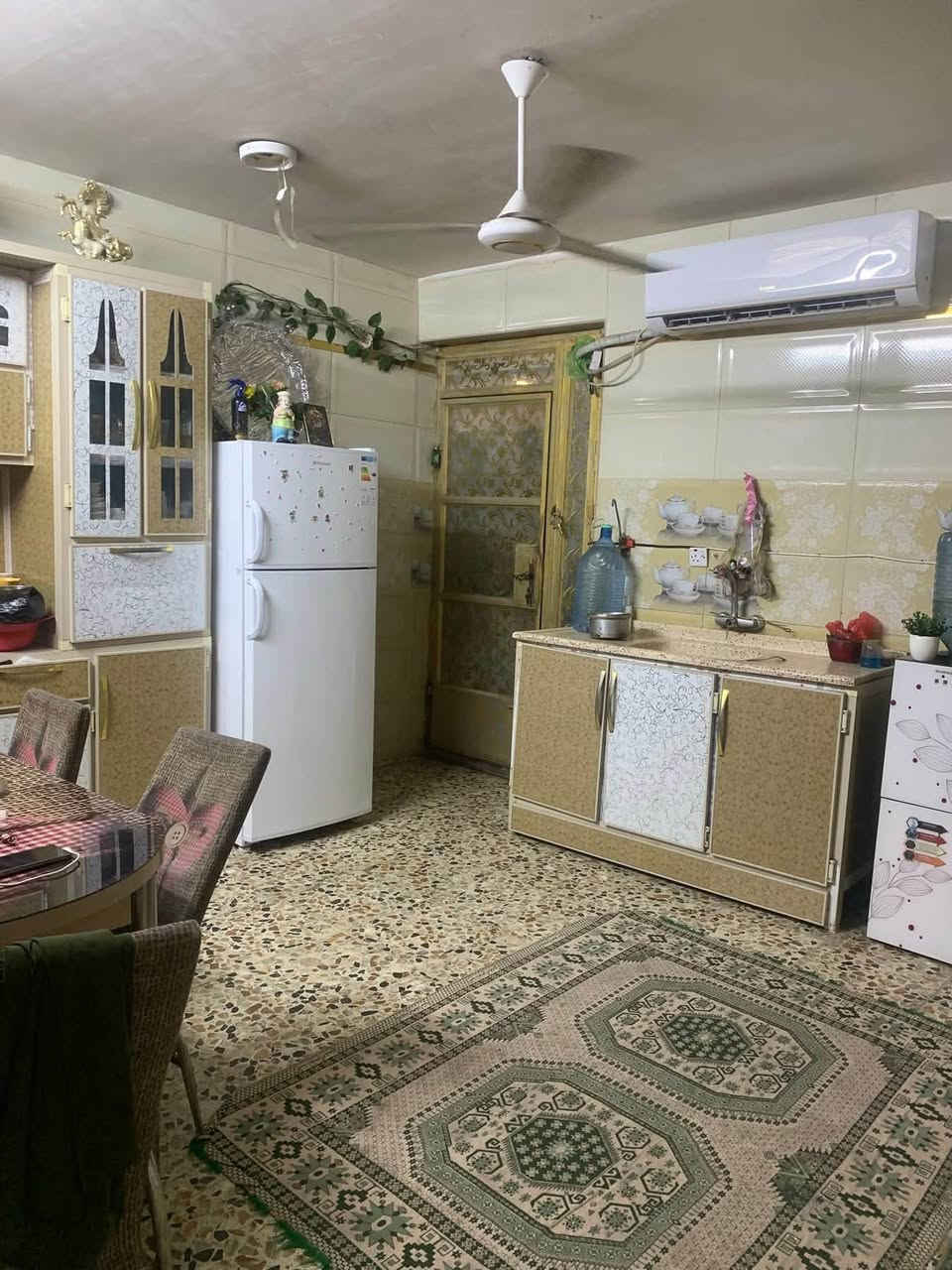 السلام عليكم بيت للبيع 
حي السفير قرب أفران علي الهادي
المساحة ١٢٥ متر 
الاتصال
***********
