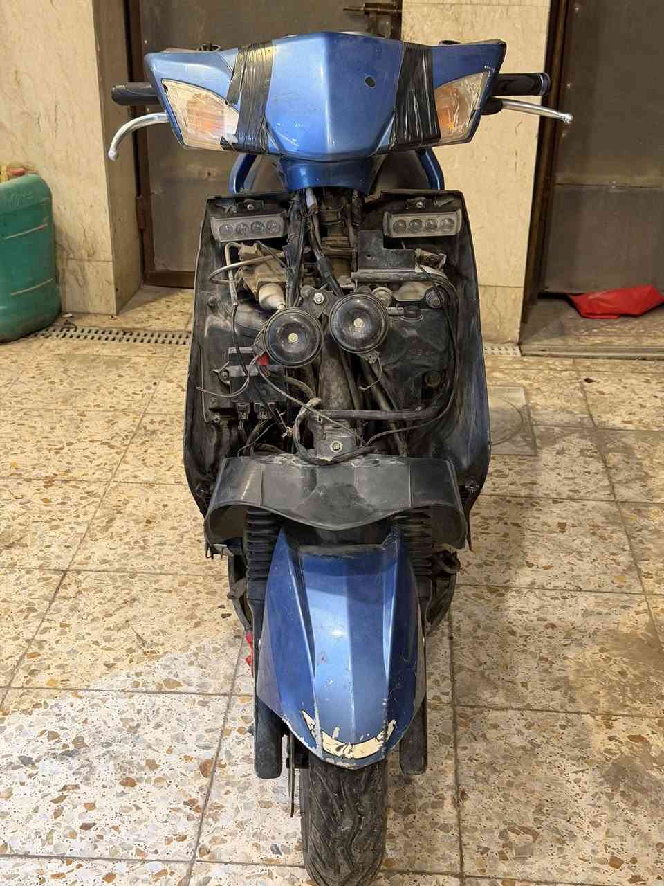 السلام عليكم سكنس فحل كوري دراجه يرادلها تجفيت بوشه و بستم كفراتها كامله مجرد يرادلهن ليط حتى تثبتهن درلجه تمشي و بيها معدل و ما مفتوحه تاخذها تبدل بوشه و بستم و تتونس  و لعداد يرادله تصليح يتصلح ب ٢٥ 
سعرها ٤٠٠ مكاني بغداد حي اور هذا رقمي *********** رسائل واتساب فقط
