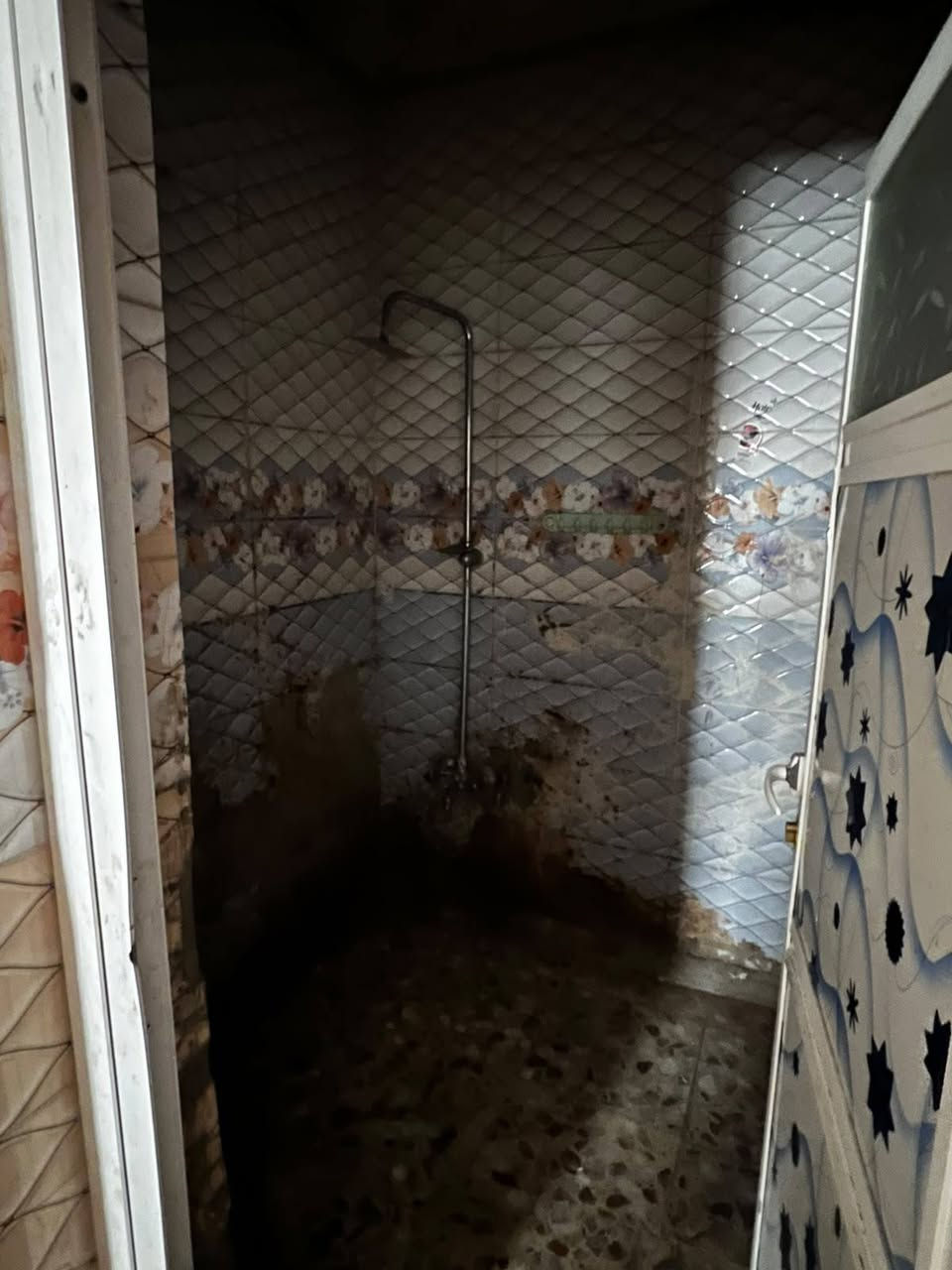 بيت امام في قطاع الرابع مساحة البيت 80 متر واقع حال بل سند 75 البيت شرك بيه استقبال وغرفه ومطبخ وحمام وحوش  وحمام البيت يحتاج الى ترميم بناء قديم
***********
بيت امام في قطاع الرابع مساحة البيت 80 متر واقع حال بل سند 75 البيت شرك بيه استقبال وغرفه ومطبخ وحمام وحوش  وحمام البيت يحتاج الى ترميم بناء قديم
