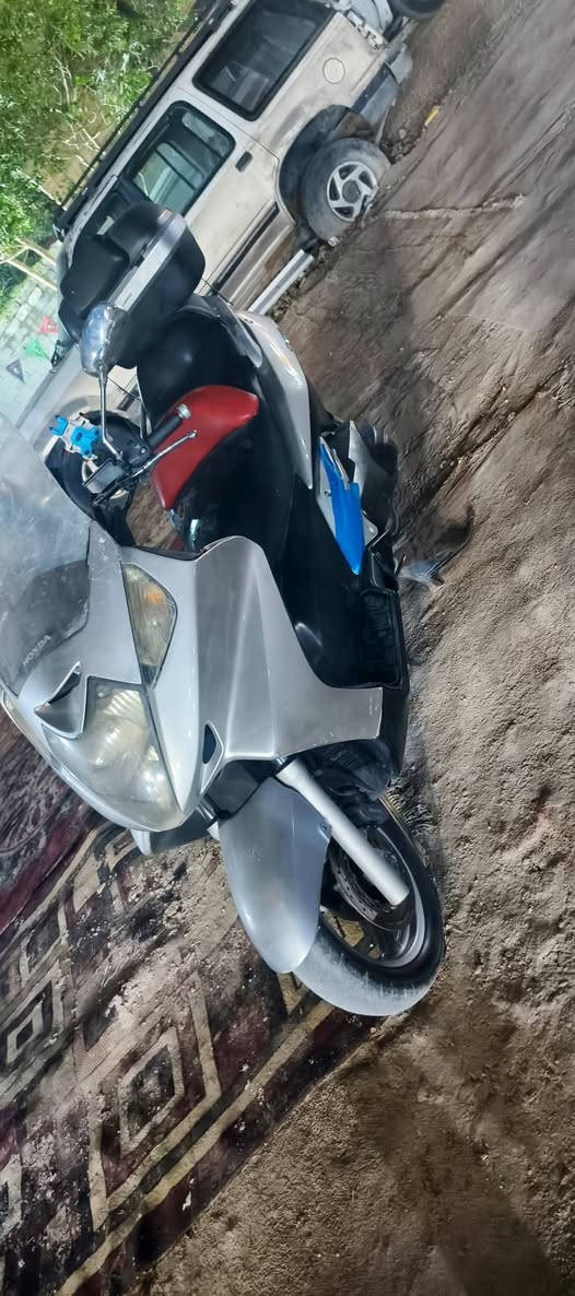 سلام عليكم 
سلفر ونج بقلاوه وارد امريكي دشبول 200 
موديل 2004  مكينه مفتوحه 
حماوه طبيعيه بنص الصيف وهيه ستندر 
كفراته نضافتهن 90%100
بيه. منفيس ومكاتبه شلعه ومعدل مكينه خرسه ما ينسمع صوته حساسات اوفر وايبيس 
بيه ملاحضات تاير امامي وفجوج بريك خلفي فقط،  دراجه مسطره لا رجه لا رجفه لا تشمر 
اكفلك عشاير وقانون فقط غير هشي ما اكفل
مكاني بغداد المعامل حي النصر 
سعر (2100)يعني(14)ورقه
وبيه مجال حك الجيه وتشلع عيوني 
رقم (***********)او(***********)
