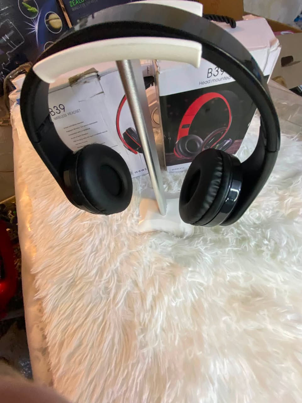 � سماعة B39 اللاسلكية - جودة وصوت قوي بسعر مميز 🎧
إذا تبحث عن سماعة مريحة وصوت نقي، هاي أفضل خيار.

✅ بلوتوث 5.0 لاتصال أسرع وأكثر استقرارًا.
✅ تدعم العمل لاسلكيًا أو عن طريق كيبل AUX.
✅ بطارية تدوم حتى 6 ساعات تشغيل متواصل.
✅ مدى اتصال يصل إلى 10 أمتار.
✅ وقت استعداد حتى 15 ساعة.
✅ مكالمات واضحة مع مايكروفون مدمج.
✅ أزرار للتحكم بالموسيقى والرد على المكالمات.
✅ تدعم تشغيل وإيقاف الأغاني وتغيير المقاطع.
✅ صوت ستيريو عالي الجودة مع تقنية تقليل الضوضاء (Noise Reduction).
✅ شحن USB.
✅ متوافقة مع أجهزة Android، iPhone، اللابتوب والكمبيوتر.

📦 تأتي مع:
🔹 كيبل شحن USB
🔹 كيبل AUX

💰 القطعة 15,000 
قطعتين 25,000 مع ستاند شحن هدية

📍الموقع: بغداد
🚚 توصيل لجميع المحافظات
*********** 📞
