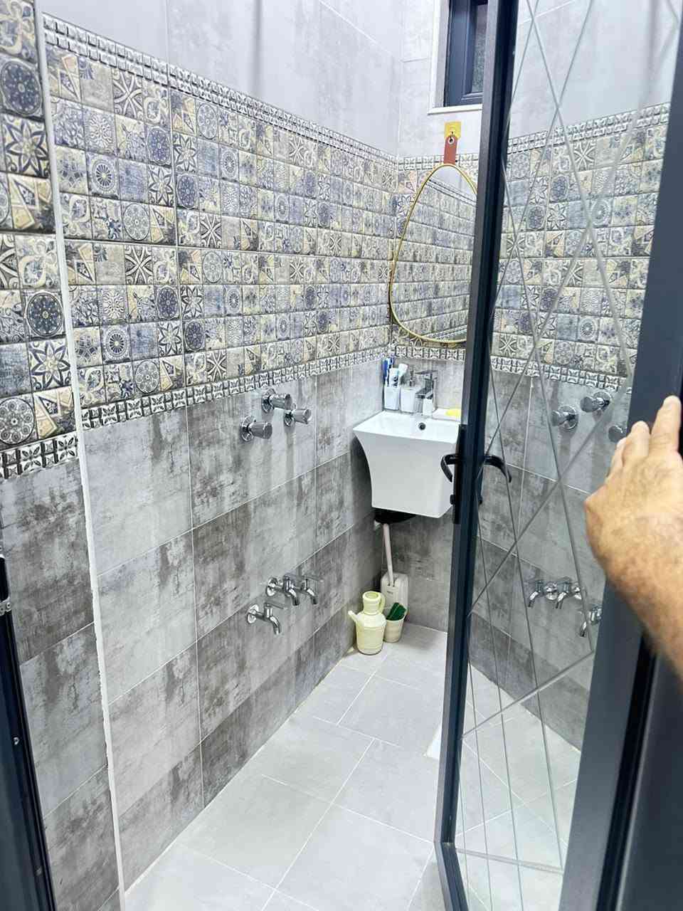 🏡 فرصة مميزة للبيع – بيت حديث بناء 2023 🏡

بيت طابو زراعي سند 25 مع معاملة تطويب، بمساحة 230 متر
📐 الواجهة 10 متر × النزال 23 متر
📍 الموقع: الديوانية – دور حيدر حجي هندي – حولي الخصيمة – خلف الجملونات
يبعد فقط 400 متر عن الشارع الرئيسي، وشارع البيت عرض 12 متر.

✨ مواصفات البيت:
▪️ غرفتين
▪️ صالة مريحة
▪️ استقبال واسع بالمقدمة
▪️ مطبخ
▪️ مجمع صحيات داخلي + خارجي
▪️ كراج
▪️ حديقة

🏗 البناء:
✔ كونكريت مسلح
✔ حديد أوكراني
✔ خرسانة C250
✔ تأسيس كهرباء خطين مع بلكات سويج خاصة للوطني + سويج وطني ومولد
✔ تأسيس ماء سمارت 4 خطوط بنظام بوستر وكذلك تشطيب الخلاطات شركة تسكا 
✔ شبابيك PVC أسود حديثة وعصرية

✅ البيت بناء حديث وجاهز للسكن، والنقص فقط الأرضية حتى المشتري يختار الذوق المناسب إله، وهذا الشي محسوب بالسعر.

💰 السعر المطلوب: 80 مليون
🤝 ويوجد مجال بسيط للمشتري الجاد بعد المعاينة

📞 للاستفسار: ***********
