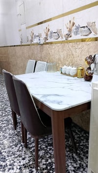 ميز طعام • ٤ كراسي • نظيف جداً