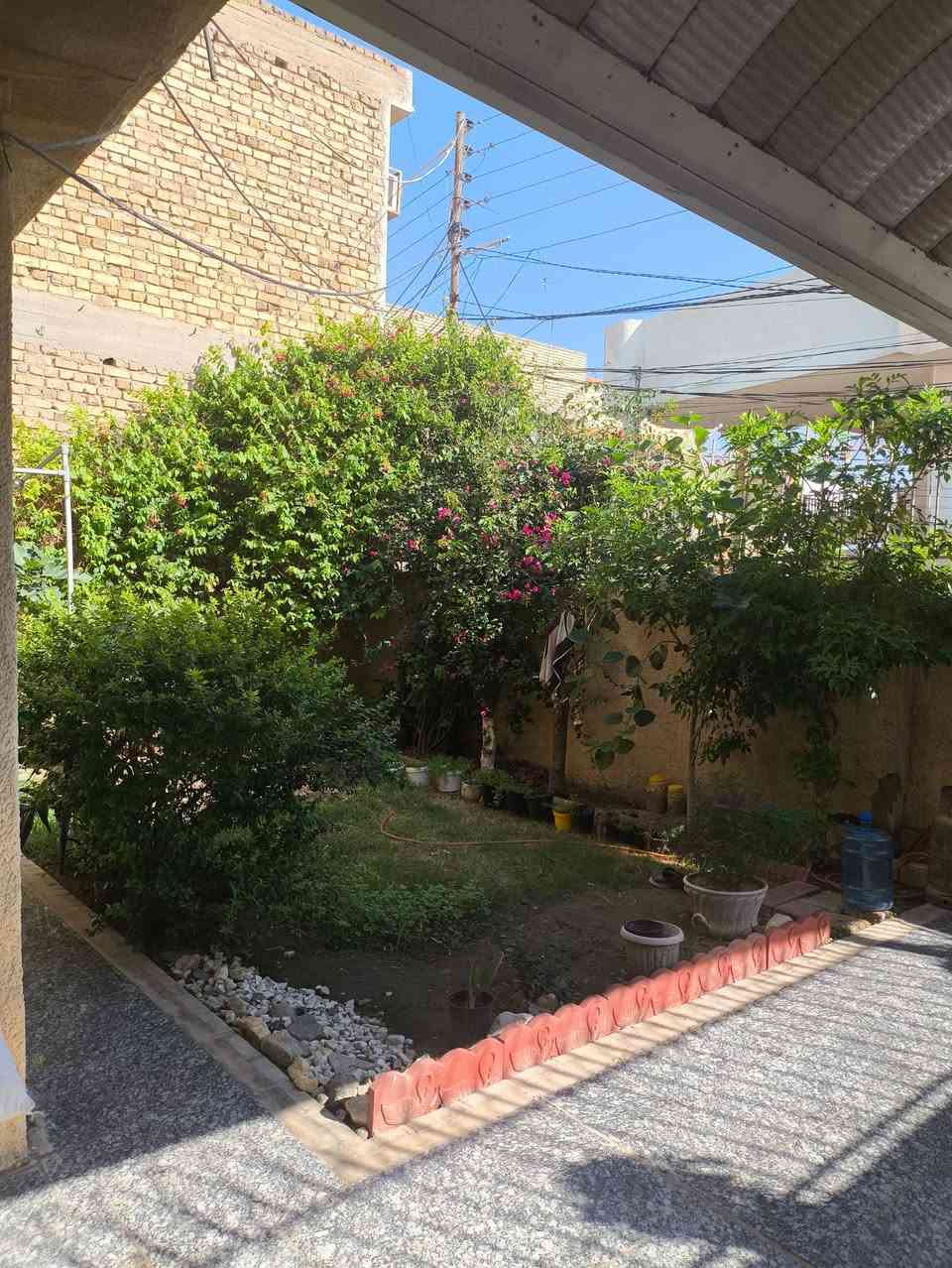 بيت للبيع في كربلاء حي النصر سايدين الملعب ثالث فرع طابو صرف يتكون من حديقه وكراج والطابق الاول غرفة واحده وحمام عدد 2 ومطبخ حار وبارد واستقبال وصاله والطابق الثاني يتكون من غرفتين واحده من عدهم سويت ويوجد مخزن يصلح غرفه ثالثه البيت مساحته 200م وسعر البيت 280 وبيه مجال الاستفسار ***********و*********** @
