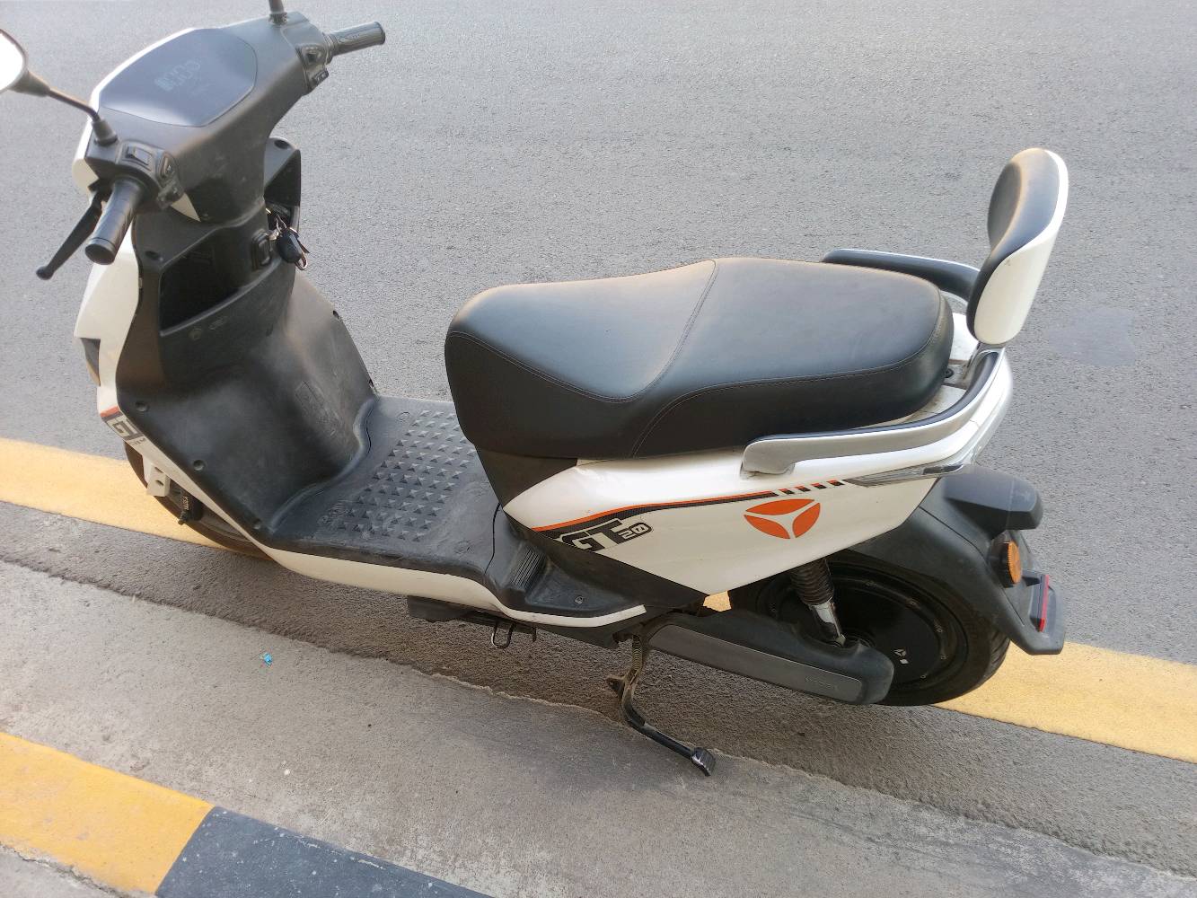 دراجة شحن GT20للبيع سعر 750الف ظمان شركة ياديا ملف بطاريات
السلام عليكم، ممكن تذكرلي شكد سعة البطارية بالضبط ونوعها، وكم مدى المشي بالشحنة الواحدة تقريباً؟: 
30امبير 72فولت
إذا ممكن، شنو سنة الصنع أو سنة الشراء؟ وهل الدراجة بعد الضمان بالكامل لو بس البطارية عليها ضمان شركة ياديا؟: 
2025
منو مكان الدراجة بالمدينة؟ وأي منطقة بالضبط حتى نرتب للمشاهدة والتسليم؟: 
العبيدي شارع 20 
هل بيها أي ملاحظة أو عطل ولو بسيط غير واضح بالصور، مثل الكفرات/البطارية/الفرامل/الإنارة؟: 
اشخوط جهة اليمين
شنو آخر سعر نهائي؟ وهل وياها الشاحن الأصلي أو أي ملحقات ثانية؟: 
بيه مجال