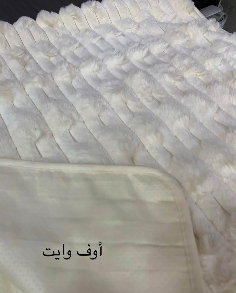 فرو ارنبي • جاهز • أوف وايت