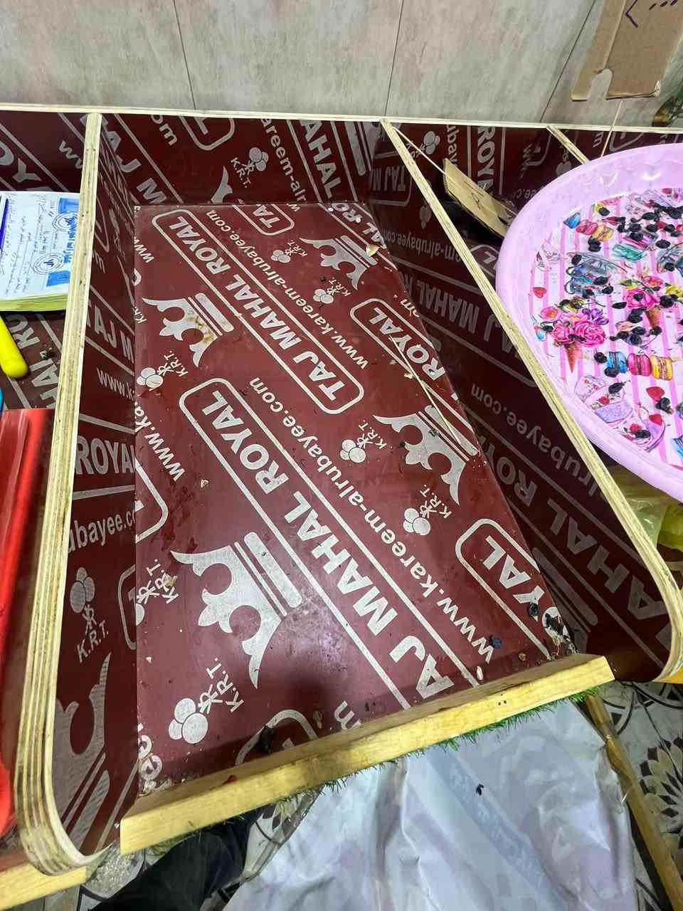 ميوزه مخضر للبيع العدد 5 كل ميز طوله 2 متر نوع الخشب بلايود متين شغل درجه اولى استخدام شهرين بعدهن جدد السعر$ 675 الف ببهن مجال بسيط للاستفسار *********** المكان البصره الجمهوريه
