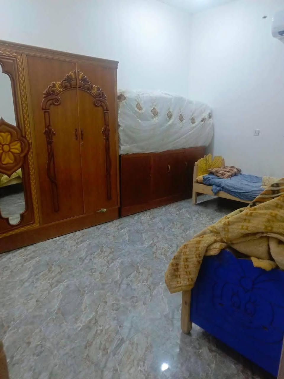 سلام عليكم بيت منطقه عميشه للبيع المساحه 200 طابو صرف بناء حديث ويحتوي غرف 3 بيه مطبخ حار وبارد بيت كامل تحويل ثاني يوم مامطلوب البيت جاهز كدامك شارع وساحه مستقبلن صير حديقة لاستفسار اتصل على رقم ***********،/*********** الخاص مفتوح بيت كامل والله شاهد بيت حلو ونفه/
