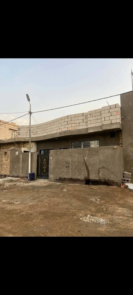 السلام عليكم
بيت للبيع 🏘
بنسيج قرب مطعم عدنان 
مساحته 100م مربع 10×10
بناء جديد كونكريت مسلح بناء طابوق فقط ستاره بلوك 
يحتوي البيت 
غرفه منام
واستقبال 
مطبخ مفتوح ع صاله 
ومنور 
صحيات داخليه وخارجيه 
سعره 35وبي مجال للشراي 
اي استفسار خاص مفتوح

