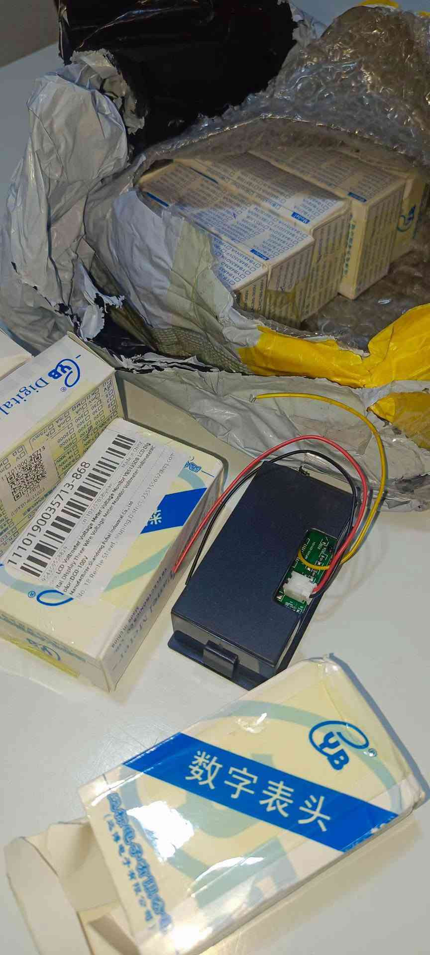 فولتميتر رقمي • شاشة LCD زرقاء • ثلاثي الأسلاك