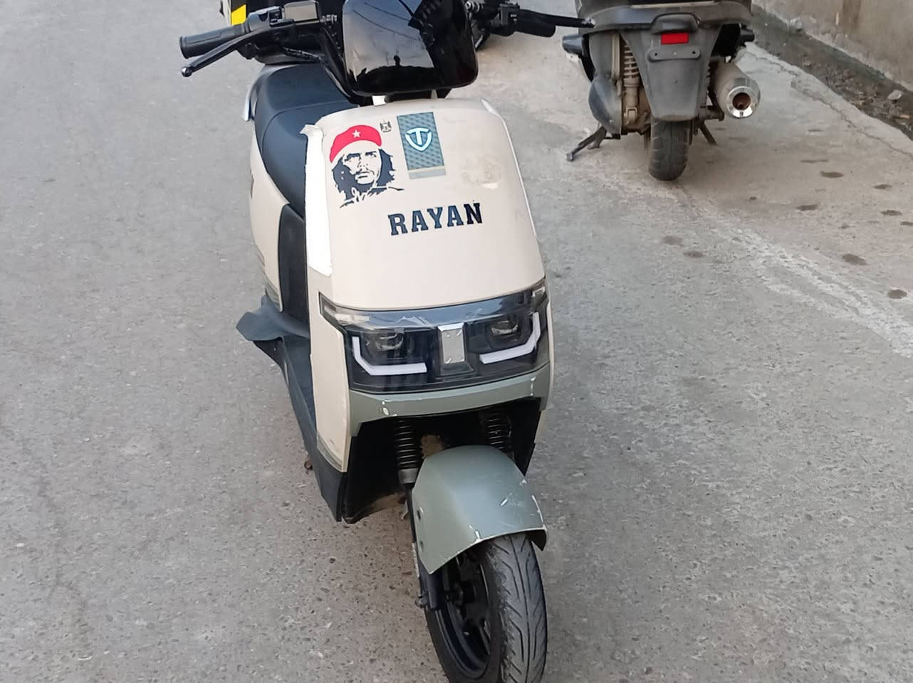 دراجه ريان ام عيون C2
دراجه نضافته 80/100 درع كدام فقط
الملف 2000W
سرعة 70 حقيقي شرط
يمشيك بين ال 60//55 كيلو
دبل بصمه دبل سويچ
صندوك الماطور ما مشتغل بي دلفري بس جمالية
النوقع موصل حي الحدباء
واتساب ***********
(السعر 700) وبي مجال لل طيبين
