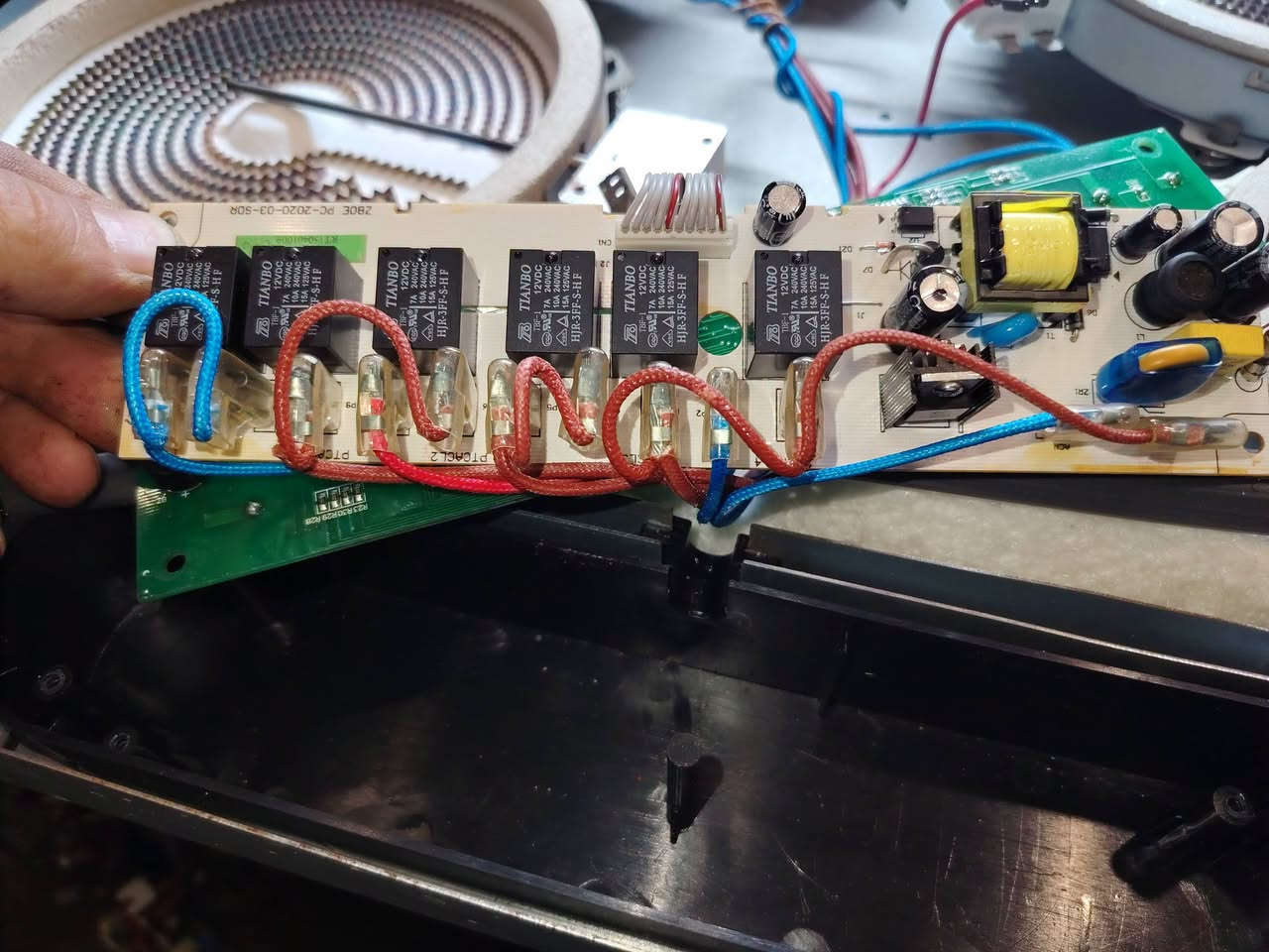 🫟 تم صيانة طباخ كهربائي في حي الواسطي كركوك 💚 
🧰(((ورشة متنقلة في جميع أحياء كركوك)))
 🧑‍🔧🧑‍🔧صيانة موقعية داخل منزلك لصيانة وتصليح 🧑‍🔧🧑‍🔧
#الطباخات...🫕♨️
#المبردات بكافة انواعها 
#الصوبات النفطيه والغازيه 
#تركيب #الخلاطات وعمل السباكه(بورجي)🚿
#صيانة #الكيزرات الغازي و الكهربائي .🪛🔧
#تصليح الأجهزة الكهربائية المنزليه🏘️
#صيانة كهرباء المنزل ...🔌🪛
#بادارة: ورشة ابو أيلاف المتنقلة في كركوك 
#شغل ضمان وامان شغل درجه اولى1 ✅
💥للاستفسار.... ⬇️☎️
***********

نص مكتوب في الصور:
- ورشة متنقلة في جميع أنحاء كركوك بإدارة *********** أبو إيلاف الطباخات - فرن كهربائي - تصليح المبردات وعمل السباكه (بورجي) ومصيانة الكيزات الغازي و الكهربائي - صيانة كهرباء المنازل
- لصيانة الأجهزة المنزلية وبضمان ورشة ابو ايلاف ***********