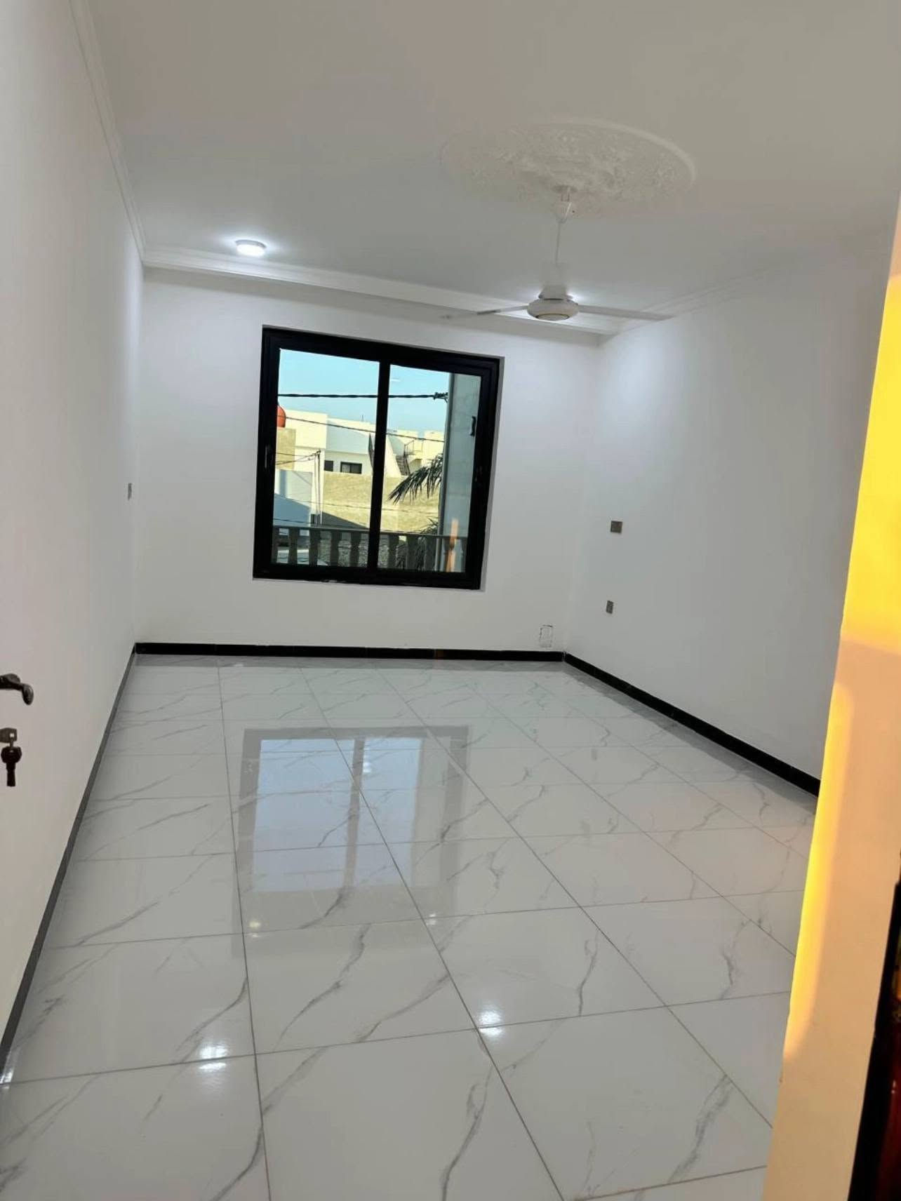 تندر بناء كامل تسليم مفتاح #مواد_و_عمل_375_الف دينار عراقي
المفتاح الذهبي للعقار 
 للبناء و الديكور 
نعمل في جميع المحافضات 

#الاتفاق و المواصفات و مدة الانجاز  تنضم بعقد بين الطرفين 
#موقعنا  واسط 

*********** 

  1-  #مرحلة_الاساس : 

تنظيف الارض  و فحصها و حدلها بحادله 20طن  

فرش الجلمود و حدله و فرش السبيس و حدله  

رش المبيد الحشري المكافح للأرضه و الحشرات  و فرش نايلون زراعي سميك   

2- #اعمال_الرفت:  

عمل شبكة مجاري نوع امل الشريف الاصلي مع استخدام انبوب 400 للمنهولات  

يتم عمل جسور حسب المخطط الانشائي و فرش حصيرتين باستخدام الشيش  ألماس الاصلي  

يتم صب الرفت بأرتفاع 40سم بالأسمنت المقاوم    

   3- #اعمال_البناء: 

عمل باتلو بأرتفاع 15سم  

استخدام الطابوق الاصفر الجمهوري معامل النهروان و  تأسيس انابيب السبالت و المرازيب  و البناء بأرتفاع 2.80سم مع عمل رباط مسلح 30سم ليكون ارتفاع الطابق الارضي 3.15سم (صافي) 

 4- #اعمال_قالب_السقف:  

تأسيس انابيب الكهرباء و الجكشنات بالسقف  

يتم تسليح السقف بشيش  ff العراقي الاصلي 

مع عمل جسور الفضائات الكبيره حسب الطرق الهندسيه  

صب السقف صب مركزي C30 

5- بناء الطابق الاول و البيتونه بنفس مواصفات البناء و صب السقف مع عمل مرد ماء مسلح  وعمل رباط فوق الابواب و الشبابيك و يكون ارتفاع الطابق الأول 3م  

#الكهرباء_و_الماء_و_الأشتايكر  

الماء يتم تأسيس انابيب الماء للدار 3 خطوط ppr تركي مسلح او الشريف المصري مع تأسيس انابيب التقطير للسبالت يتم تشطيب الخلاطات و الصحيات منشأ تركي  

الكهرباء يتم تأسيس الدار واير سيمنز اردني او سعودي و تشطيبه بفتنك طوكيو(بيانو) ضمان 25 سنه و تكون الاناره بضمان سنتين  

الأشتايكر لبخ جدران السطح باسمنت الابيض التركي و من ثم تطبيق السطح بمادة الأشتايكر مع وضع عوازل فلين او مادة الروف كوت  

#الابواب و الشبابيك و المحجرات  

الشبابيك تكون حديد نقشه حسب اختيار صاحب الدار  

الأبواب يتم تركيب الابواب الحديد للخارج و ابواب تركي للداخل (225الف) وابواب pvc او المنيوم للحمامات و المناور تكون حديد و باب الصاله حديد ثقيل 

المحجرات يتم تركيب محجرات المنيوم دائري اللون حسب اختيار صاحب الدار  

#السيراميك و البياض و الأرضيه  

السيراميك يتم اجلاء جدران المطبخ والحمامات بالسيراميك الهندي 

البياض يتم اجلاء جدران الدار بالجص (الفلوجه) و البورك الدرجه الاولى و بعمل مساطر درجه اولى بعد ان يتم معالجة الطابوق بمواد معالجه  

#الأرضيه تكون ارضية الدار بالكامل و السلالم البورسلين او كاشي وارضية الحمامات نوع  هندي و المناور و الكراج بالسيراميك المسلح الحامضي  

الواجهه تكون واجهة الدارصبغ جوتن ويتم تسليم الداربعد الغسل الجيد  

#الهدايا المقدمه لصاحب الدار  

 1-ماطورماء مع الربط 2-تأسيس منظومة كاميرات تأسيس بوكس انترنيت 3-خزان سعة 1000لتر 4-عمل ديكور جبسن بورد للصاله  5-صبغ الداربالكامل اوف وايت او ابيض 6-تصميم الخارطه و تصميم الواجهه مجاناً 

#ملاحظة/ هذا التندر يشمل المساحات من 100م فما فوق و يكون البناء طابقين او اكثر 
اما المساحات اقل من 100م اضافة مبلغ من 25 الى 50 الف على سعر المتر حسب مواصفات التندر
و يكون حساب المساحة ذرعة سقف و حساب الستاره و السياج الخارجي متر لكل مترين

#عروض تسليم المفتاح 
375 الف للمتر
450 الف للمتر
500 الف للمتر 
550 الف للمتر 
650 الف للمتر 
725 الف للمتر
للتواصل اتصال على الرقم ***********
او مراسله واتساب
