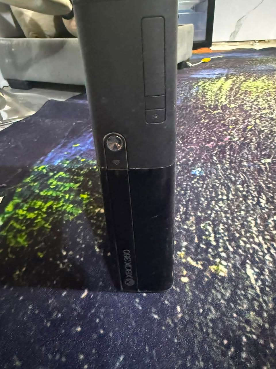 جهاز إكس بوكس 360 (Xbox 360) بحالة ممتازة، يتضمن المواصفات والمرفقات التالية:
وحدات التحكم: 3 أذرع تحكم:(يدة)
 ذراعان لاسلكيان (بدون بطاريات أو شاحن).
 ذراع سلكي واحد.
 التخزين والألعاب: قرص صلب (Hard Disk) مدمج يحتوي على 64 لعبة جاهزة، مع إمكانية إضافة ألعاب أخرى وتثبيتها بكل سهولة. *********** 
السعر 80 وبي مجال مكان بغداد الكراده
