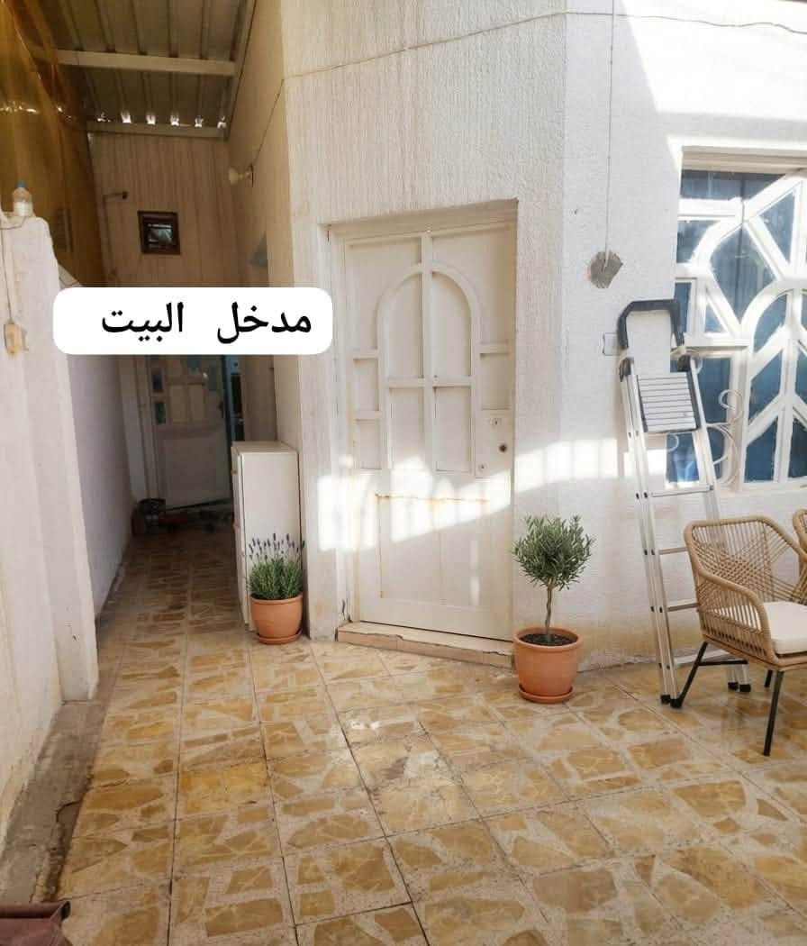 بيت مساحه 100م حي المهندسين طريق الجنه عامود 42 للبيع 

طابق واحد شيلمان نضيف جداً
 
تفاصيل الدار غرفه صاله مطبخ استقبال تخاريج

السعر 140 مليون قابل للتفاوض 

للاستفسار اكثر مراجعه مكتب الغدير في حي السلام شارع ابو الدجاج قرب مفاتيح دبي 

***********
