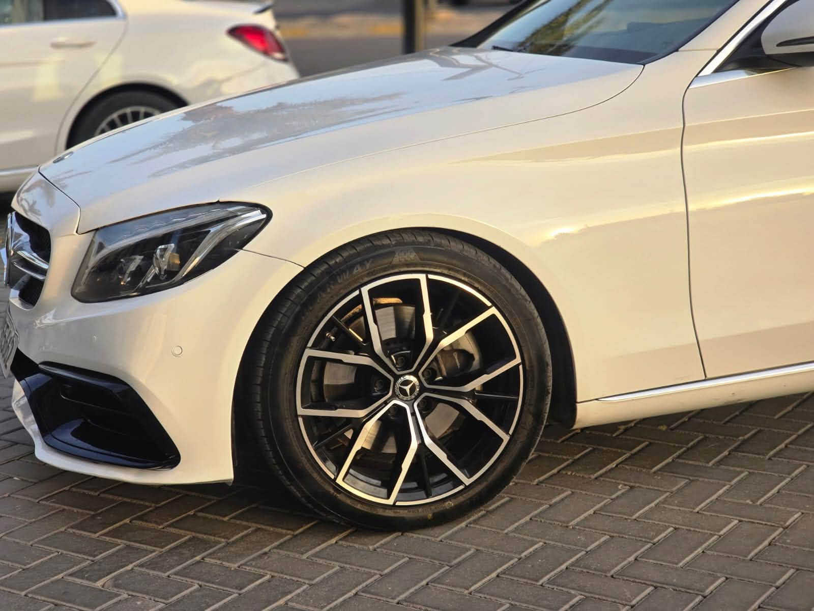 السلام عليكم 
للبيع c300 2018 وارد امريكي 
المواصفات تقريبا فول عدا الدبل ماوس 
حادثها الصندوق والجاملغات الخلفيه الباقي مكفول 
الحوض بي تصليح فقط بدون كص او صبغ  وصور الحادث مرفقه بالمنشور  ورقم الشاصي 
محرك السياره مجفت كامل جديد درجه اولى وبعده تحت الضمان يم شركه برابوس ومسويلها ادامه كامله 
امبدله دعاميه AMG  ووياله وتايرات جدد مال الشكل 
الجديد الداخل البلاد جلد اسود ومغير بدبي للاحمر 
رقم اربيل باسمي الهزه منتهيه  تحويل فقط 
السعر 18000$ وبيها مجال جدا بسيط 
مكانها بغداد حي الجهاد
***********

نص مكتوب في الصور:
- Mercedes-Benz C 300 2018 White 2.0L 4 vin: 55SWF4JB0JU253935 Final bid: $14800
