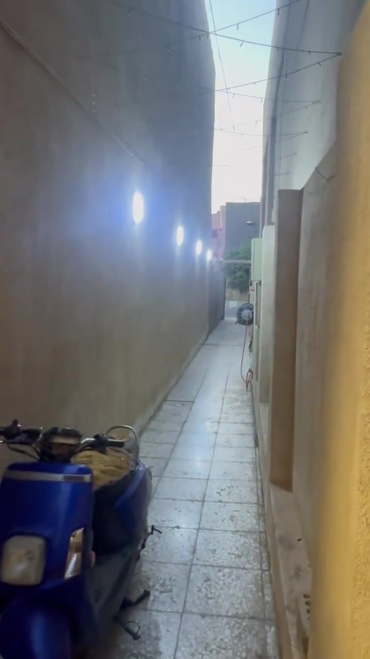 مشتمل للايجار داخل قيصريه لقيصريه بيها بس بيت وياك يحتوي على 3 نوم وهول ومطبخ وخدمات الموقع:شارع عمر قرب جامع لانبياء  السعر:800 قفل للاستفسار:***********
