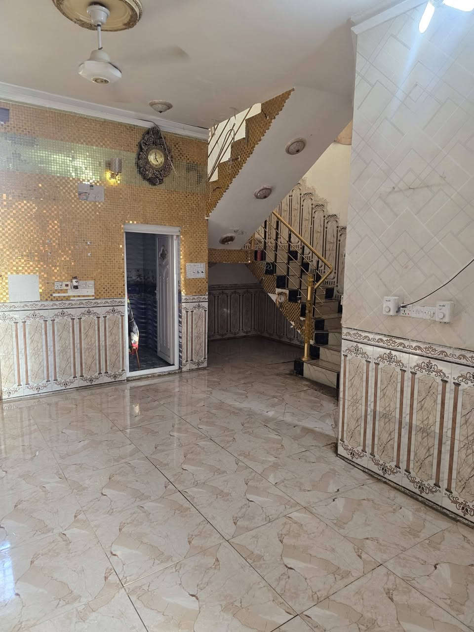 بيت بحي الجامعه لبيع ركن مقابيل المدرسه مساحته 100 واقع حال 150 بي 4 غرف نوم اي ستفسار ***********
