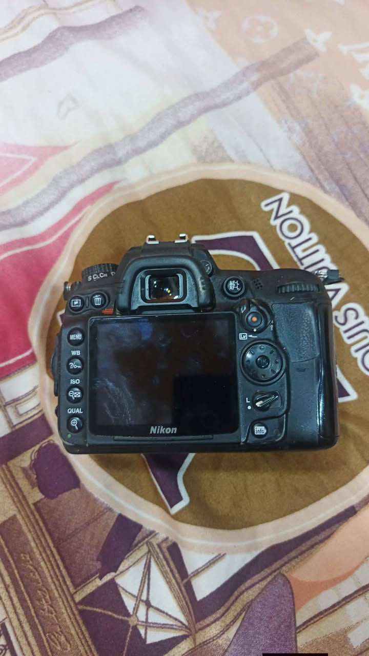 نيكون 7000D كامره نظيفه ويها عدسه 70-300 عدسه رياضيه صور كلش حلوه والسعر هاذ رقم ***********
