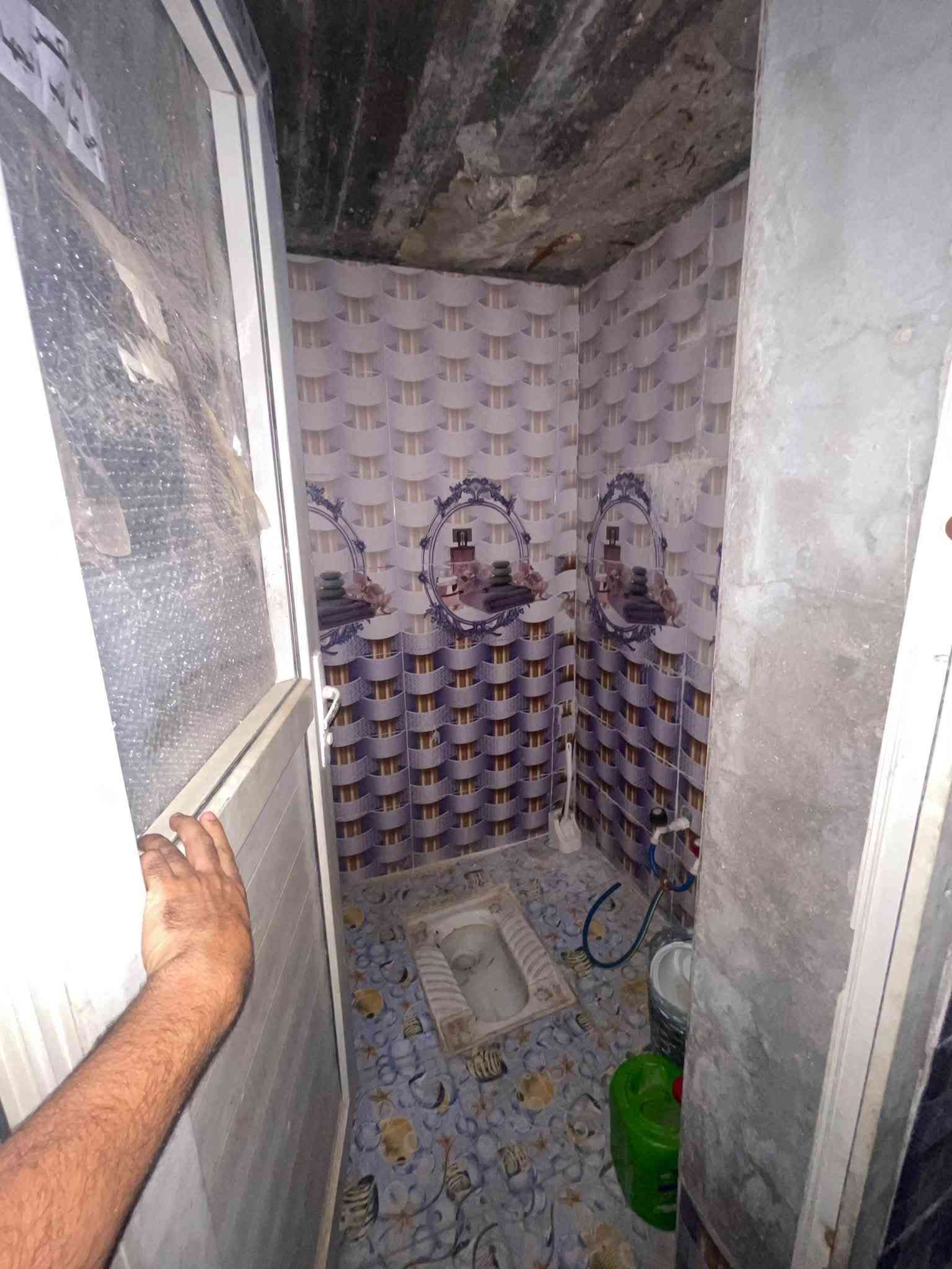 بيت للإيجار بالحيانيه حي المربع مساحه 250 متر غرفتين وصاله واستقبال ومطبخ وصحيات وكراج الايجار 350 الف قفل شامل الكهرباء والماء للاستفسار : ***********
