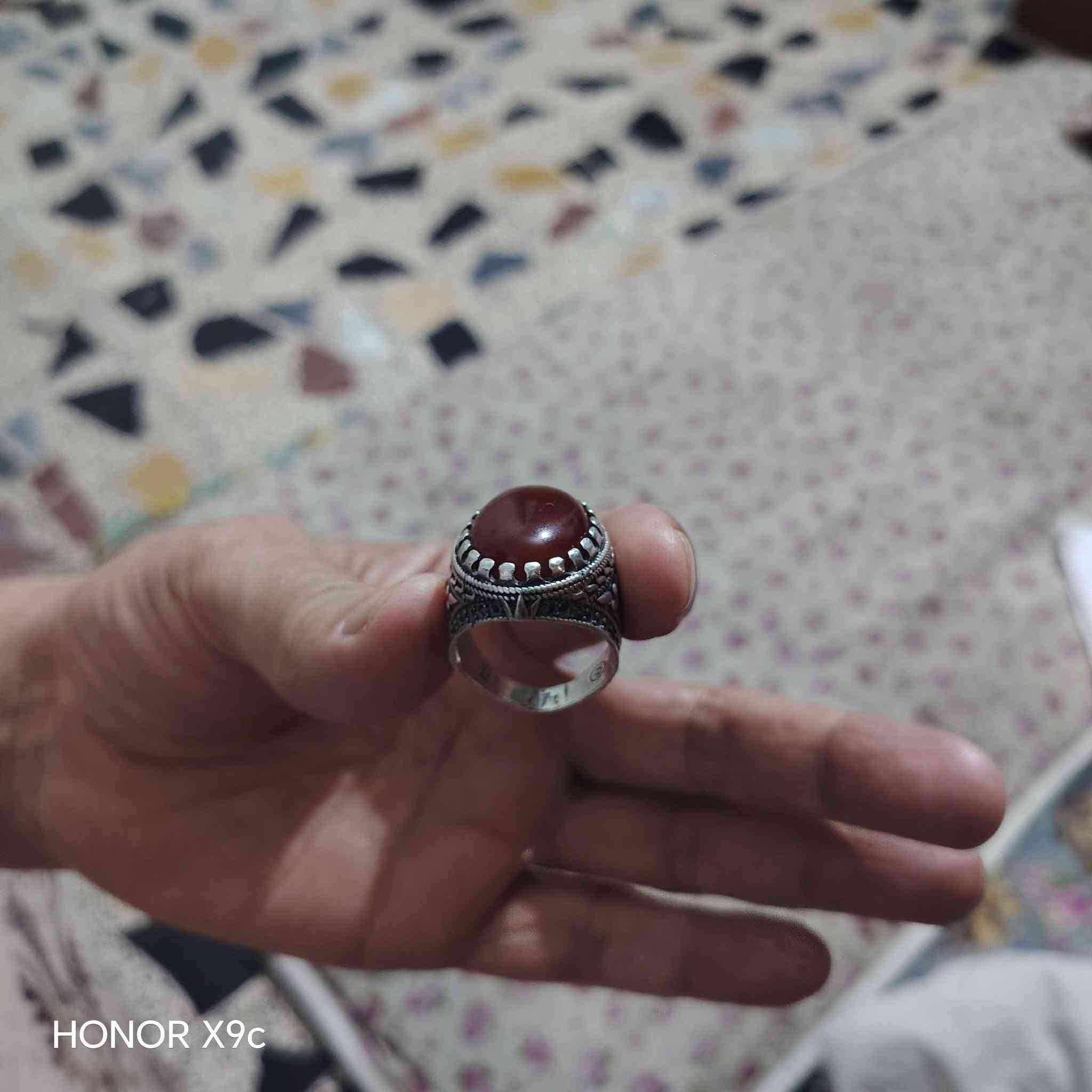 السلام عليكم محبس عقيق يمني أحمر كبدي مع صياغة منقوشة على الجوانب.قطعة نادره للبيع سعر خاص 
***********
واتساب

نص مكتوب في الصور:
- HONOR X9c
