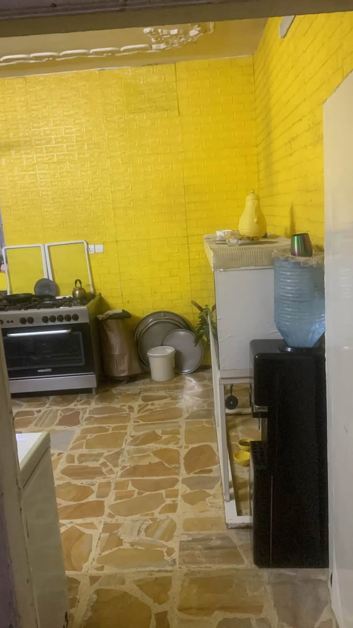 بيت للبيع  120 متر طابقين بسعر 270بي مجال الواجهه 6 والنزال 20 بناء حديث الطابق الارضي 3 حمامات +صالةوحمام سويت+مطبخ+غرفة نوم وحمام سويت+حوش الطابق الثاني 4 غرف نوم+.  بلكونه سطح 
العنوان بغداد الكرخ حي الاعلام شارع البدالة قرب مدرسة العقيده هاتف ☎️ ***********
