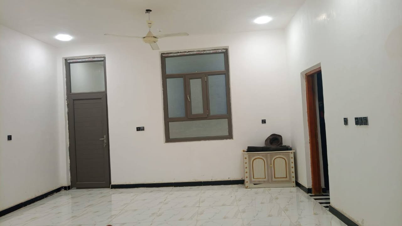 دار سكني زراعي في منطقة المستشفئ التركي مساحه 200م طابقين حديث طابوك كونكريت يحتوي علئ خمس غرف وصاله وديوانيه ومطبخ وصحيات خدمات متوفره شارع 10 م السعر 160 مليون للتواصل *********** عنوان المكتب شارع سايدين مستشفى التركي ،مكتب الكنز للعقار
