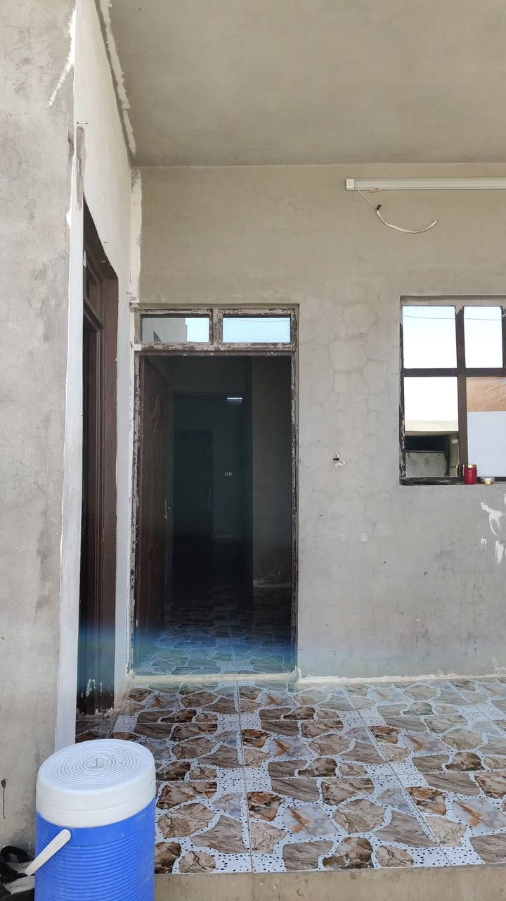 السلام عليكم اخواني بيت لي بيع قوسيات يم جامع يحيئ سند ابيض 25 المسحه 165 غرفتين هول مطبخ استقبال مشتملات السعر 34  ابيع مقدمه البقي بل شهر ملحضه خط ماي كامل بس مامشتري الخط بي مليون اليشتري البيت يشتري خط ماي ***********
