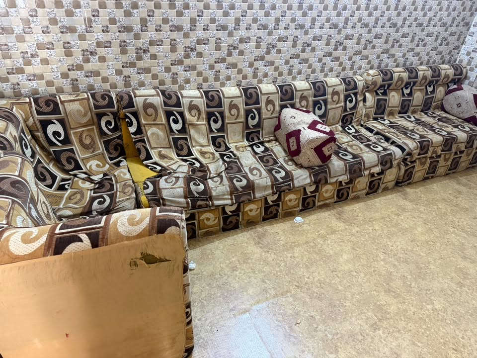 للبيع في البصرة القديمة بسعر مناسب بالاصافة الى جرباية ام النفر عدد اثنين خشب (بدون تاج ) للتواصل ***********
