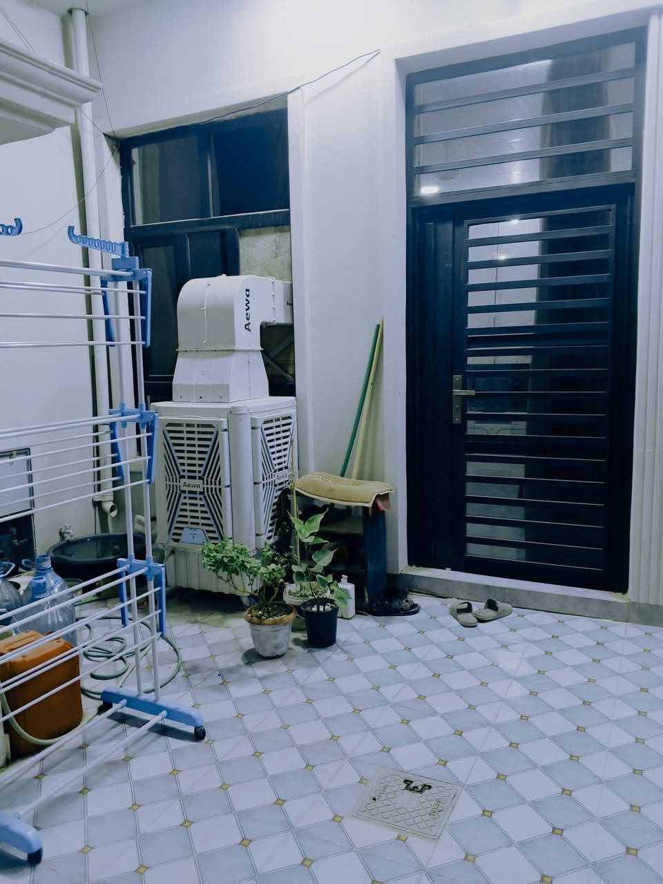 بسم الله 🤲 مشتمل للبيع 100 متر طابق واحد. يحتوي ع استقبال ومطبخ وصاله 🏡وغرفة نوم وصحيات داخليه و خارجيه وبيتونه .. طابو زراعي سند 25 العنوان دور 🏡الزراعه الثالثه مقابيل الجامع ..  🏡بناء حديث .. السعر 60 وبي مجال.. للاستفسار الاتصال ☎️*********** 🏫
