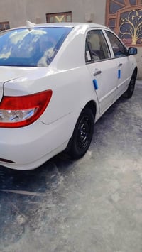 بي واي دي 2011 f3 للبيع بيها طختين بل جاملغات الخلفية بسيطات الباقي كل...