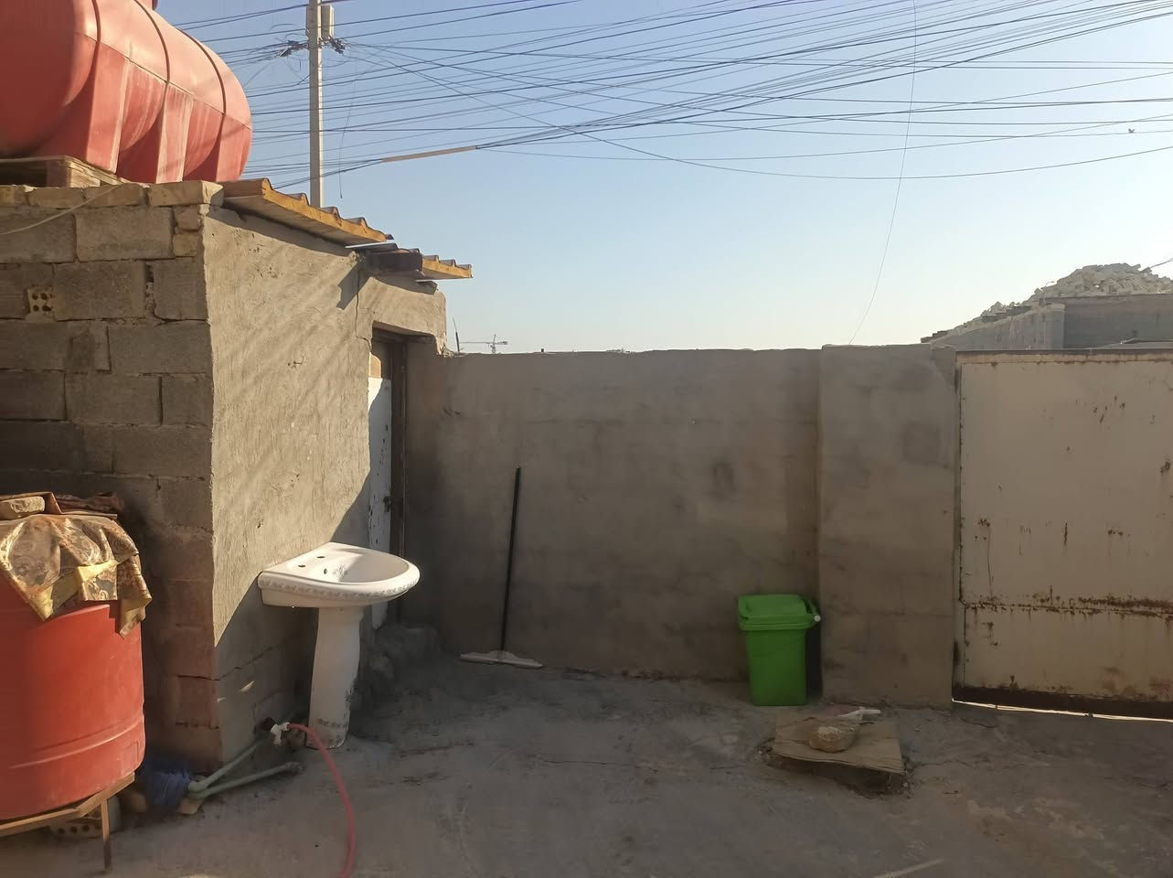 سلام عليكم بيت للبيع المساحة 150 متر مع القطعة المقابيل البيت 
بناء البيت غرفة و صالة و ستقبال ومطبخ حار ومطبخ بارد 
وصحيات البيت مثل ماشوف بصور 
السعر ولاستفسار الاتصال ***********
العنوان حي طارق القديم الفرع لوال مقابيل البانزين خانة 
فرع مرتب وهدوء ونضيف
