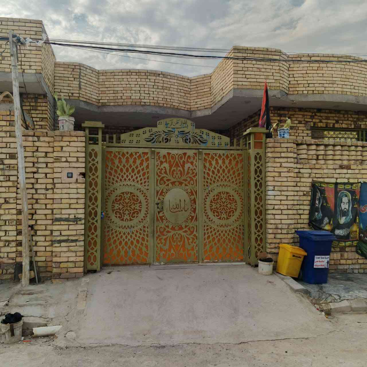 سلام عليكم بيت للبيع بحي الغدير الثانيه قرب الاربع سايدات مال السياسيين علا ساحه لبيت رقم بي معامله مساحته 200 متر الاستفسار علا الرقم ***********
