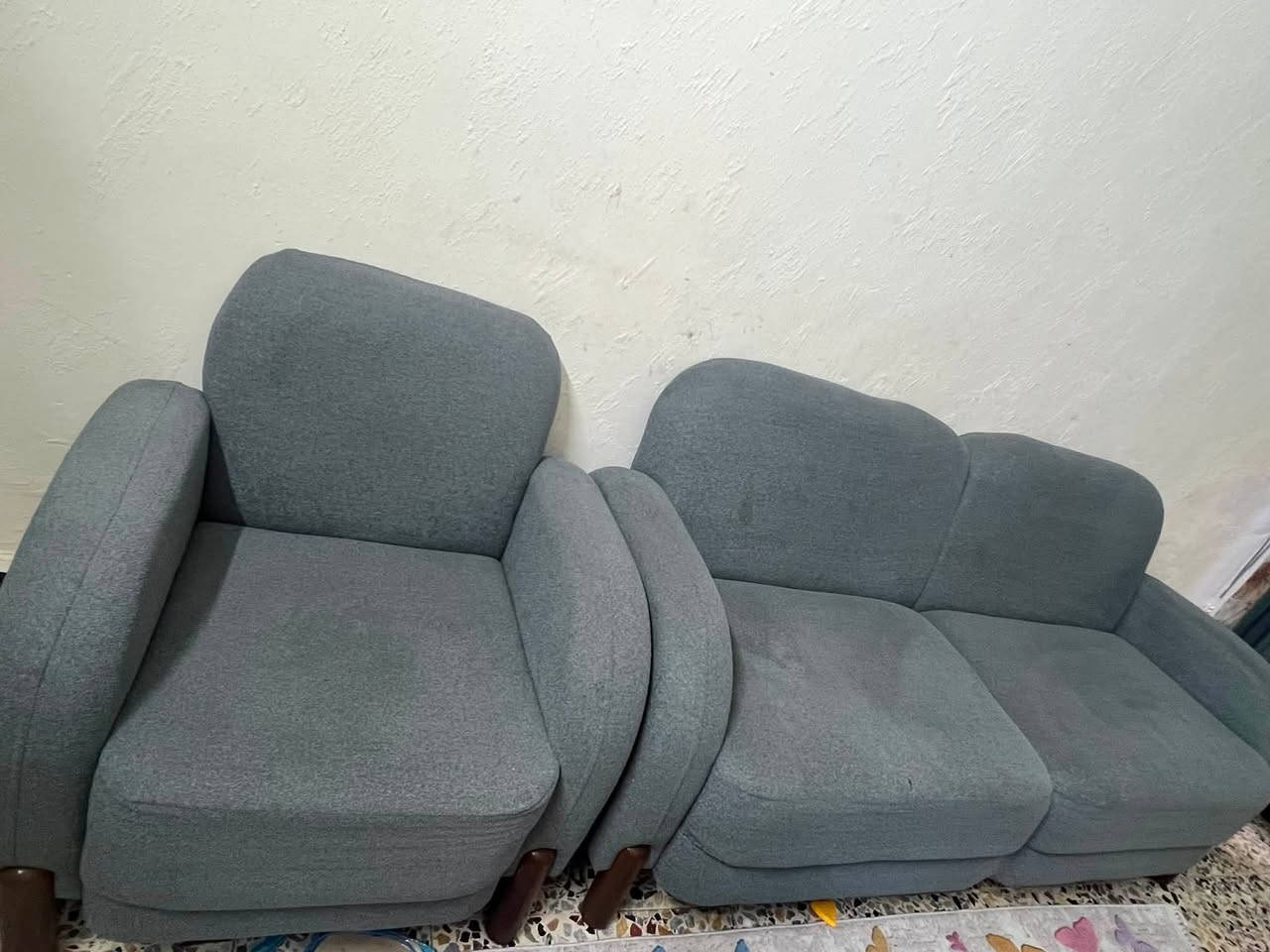 السلام عليكم تخم للبيع سعر 450 يتكون من قنفه ثلاثيه وقنفه ثنائيه وكراسي اثنان رقم الهاتف ***********
