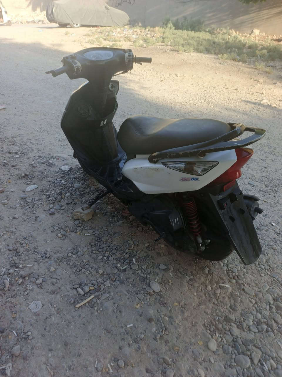السلام عليكم
ثعلب بطريقي 
كابريتر بلادي
سلف هندر نكره دراجه
مكينه ناعمه كهربايات دراجه كلها شغاله
قفل جنطه وقفل ستيرن 
دشبول شغال
اشاير لايت عالي 
عنواني بغداد الشعله
السعر 550 
***********
