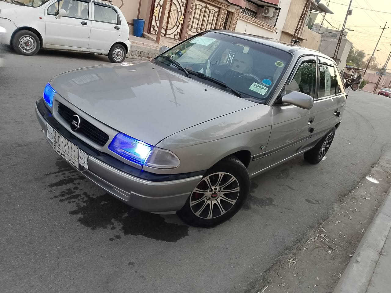 السلام عليكم استرا حجم 16موديل 93 مكينه وكير كصه ويلكب وطخم تايه نضيف ستيرن بور فتحه بسكف مسجل وطخم سماعات جديد دوشمه جديده دواير و دوسات و السقف مطوز جماليه توحيد لون كهربايات شغاله السعر 40 بيها مجال شرط التحويل العنوان الموصل ايمن ***********//  ***********
