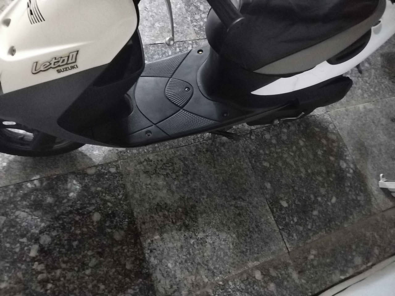 سلام عليكم لبيع دراجه SUZUKI نظيفه جداً كهربائياته كله شغاله سلف لايت أوراق فقط الكفر الكدام بيه شويه كسر موضح بصوره مكاني ميسان اللأتصال:*********** عمارة, ميسان
