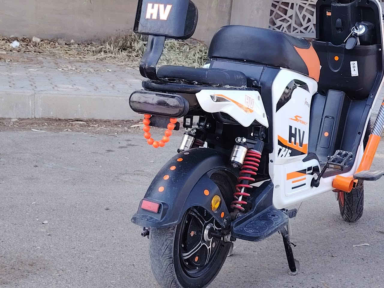سلام عليكم دراجه شحن للبيع فول مواصفات فول نضافه شخط مابي  جديده كهربائيات فول مواصفات الدراجه مثبت سرعه وبيه نضام رجوع للخلف  ٤ سرع ٥ بطاريات حجم كبير شرط الدراجه مامتعوبه سعر  ٤٥٠ وبيه مجال للشراي يطب خاص ويدلل

