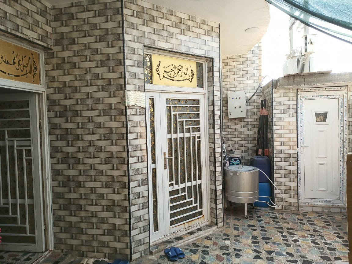 📞 ( *********** )

🏡 للبيع بيت في بغداد – سبع قصور | فرصة مميزة بسعر قابل للتفاوض

📍 الموقع: سبع قصور – فرع الحداد أبو الهيل

📜 السند: طابو زراعي – سند 25

📐 المساحة: 150 م²

↔️ الواجهة: 7.5 م

↕️ النزال: 20 م

💰 السعر المطلوب: 97 مليون دينار – والبيع بيه مجال للجادين

إذا تبحث عن بيت جاهز للسكن، بموقع قريب جداً من الشارع العام، وخدمات ممتازة، فهذا البيت يستحق المشاهدة 👌

✨ أهم مميزات البيت:

🔹 يبعد عن شارع سبع قصور العام والرئيسي خطوات فقط.

🔹 يقع في فرع مبلط بالكامل.

🔹 الكهرباء متوفرة بالكامل.

🔹 الإنترنت: كابينات ضوئية قريبة.

🔹 الماء ممتاز جداً، وتدفقه قوي حتى بدون ماطور سحب.

🔹 المجاري ضمن منظومة مميزة ومن الأفضل في المنطقة.

🔹 أساس البيت رفت والبناء بالكامل بالطابوق.

🔹 عمر البناء حوالي ثلاثة سنوات فقط.

🏠 توزيع البيت:

• 2 غرف نوم

• صالة واسعة

• استقبال

• مطبخ مفتوح على الصالة، مما يعطي مساحة داخلية واسعة ومريحة

• مخزنان، أحدهما مطبخ حار

• 3 حمامات: حمام خارجي، حمام داخل البيت، وحمام داخل إحدى الغرف

⚡ تفاصيل إضافية:

• منظومة الكهرباء داخل المنزل باستخدام بواري سحب وليس دفناً.

• المنزل بالكامل كاشي، مع بلاط في جميع أرجائه.

• الأبواب والإضاءة والتجهيزات الكهربائية من درجة أولى.

• الدرج الداخلي لف دائري.

• البيت يحتاج بعض اللمسات والتعديلات البسيطة، وهذا طبيعي في أي بيت مستخدم.

📌 المتبقي من الأعمال:

البيتونة + تطبيق الدرج + السياج العلوي الخارجي.

🏘️ ومن نقاط القوة المهمة:

المنطقة مقبلة بقوة على التحول إلى طابو سكني، وهو أمر يجعل الموقع محل اهتمام لمن يفكر بالسكن أو الاستثمار مستقبلاً.

💰 السعر: 97 مليون دينار وقابل للتفاوض

السعر محسوب وفق أسعار المنطقة نفسها، وليس سعراً عشوائياً أو مبالغاً به، والجاد يستطيع التأكد من أسعار البيوت في نفس الشارع والمنطقة والمقارنة بنفسه.

📞 للجادين فقط: التواصل للاتفاق على موعد مشاهدة البيت والتفاوض بشكل مباشر.

🏡 بيت بمساحة 150 متر، موقع قريب جداً من الشارع العام، خدمات ممتازة، وسعر مميز.
