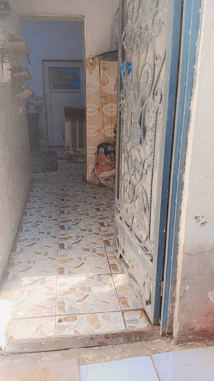 بيت للبيع
70  متر  طابقين بلخط الاول   

(طابو زراعي سند 25 مشمول بلتطويب) 

بناء حديث  صب كونكريت وطابوك نهروان  

 يحتوي على
 الطابق الاول [ غرفه  وصاله ومطبخ وستقبال 
وصحيات  ومكشوفات ]

الطابق الثاني  [ غرفه  وصاله ومطبخ وستقبال 
وصحيات  ومكشوفات ]

الموقع.   [النجف شارع الصب مقابل قرية الغدير عمود 270   ]

السعر 34  مع المجال 

استفسار 
اتصال ‏ *********** ‏ واتساب ***********
