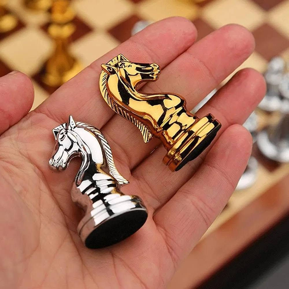 ٤٥ على أول تم

نص مكتوب في الصور:
- Foldable chessboard Embedded flocking
- CHESS PIECE SIZE Exquisite craftsmanship, perfect size King Queen Pawn Quarter UNITED STATES OF AMERICA IN GOD WE TRUST LIBERTY QUARTER DOLLAR 2.6inch 66mm 2.28inch 58mm 1.5inch 38mm 0.96inch 24.26mm 1.22inch/3.1cm 1.18inch/3cm 0.98inch/2.5cm 0.96inch/2.4cm
- 29cm/11.42in 14.5cm/5.7in 5.4cm/2.13in