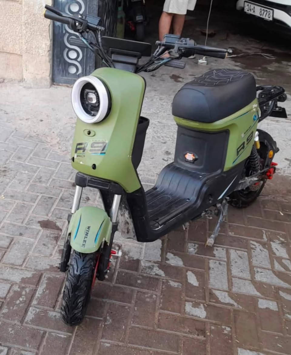 دراجة شحن R9موديل 25 جاهزه وبطارياتها حجم 32امبير 12فولت  عدد5 بطاريات نضاف وعالفحص نقصها بس شاحنه والمقعد الخلفي والسله موجودات السعر 375وبيها مجال بسيط للشراي الي تعجبه يراسلني وبخدمته *********** والي مايعجبه السعر يعتبر نفسه ماشاف المنشور ويعبرة ولا يتعبني ولا اتعبه
